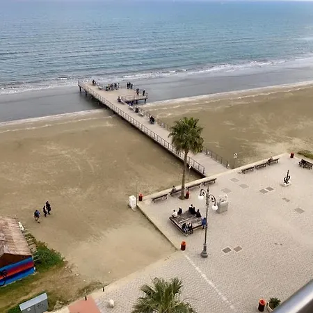 Gazde/Camere de închiriat Room, 50m To The Finikoudes Larnaca