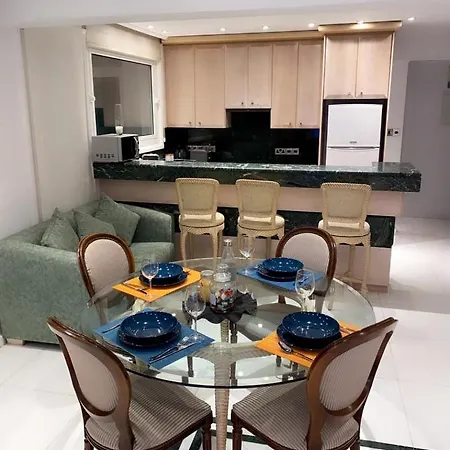 Room, 50m To The Finikoudes Privat bolig