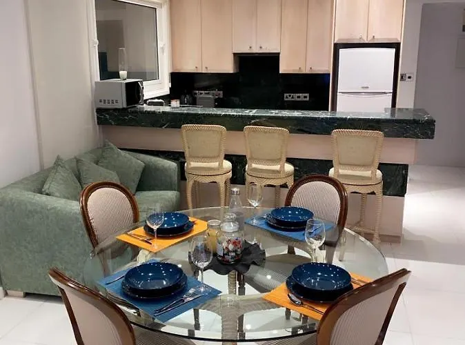 Room, 50m To The Finikoudes 홈스테이