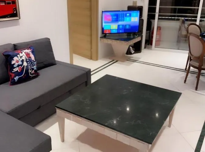 Room, 50m To The Finikoudes 홈스테이 라르나카